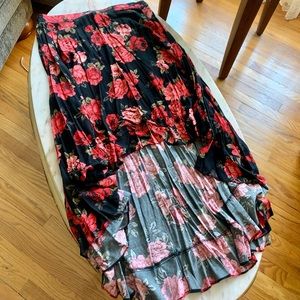 Host Pick🌹_Black w/Roses Hi-Lo Maxi Skirt_ 14/16